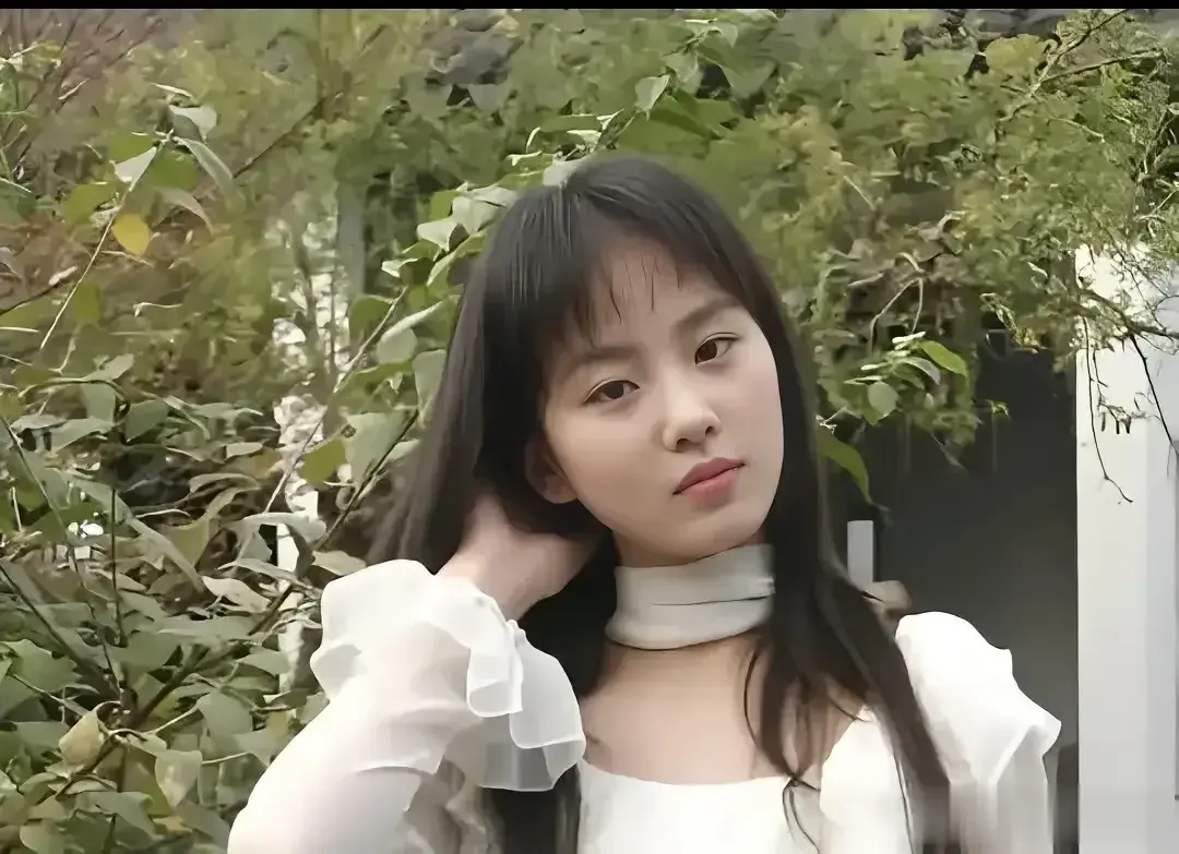 感觉像是那个明星，你认识吗？