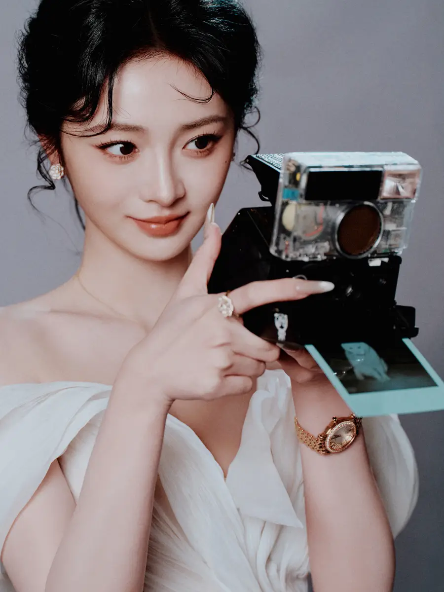 周洁琼穿白色露肩纱裙身姿曼妙，自带复古氛围感