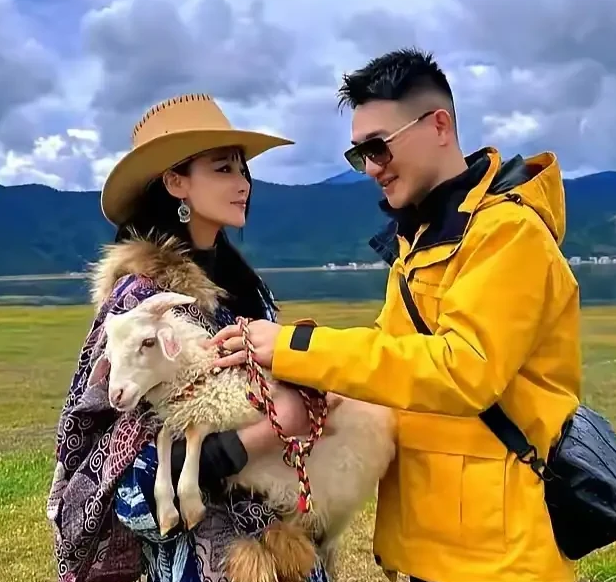 张馨予现在真的是妥妥的人生赢家
网友偶遇她和何捷带娃出游的画面，才更让人明白：她