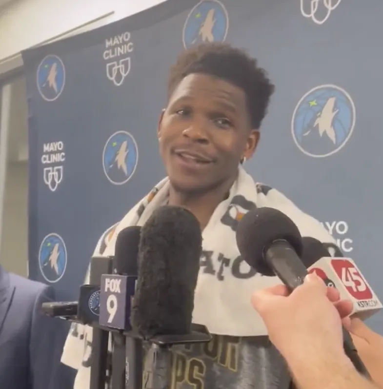 NBA季后赛首轮，森林狼将对阵掘金。

森林狼球员安东尼-爱德华兹在接受记者采访