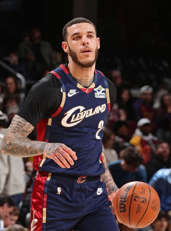 骑士将球哥、2次轮送去爵士，奢侈税从1.2亿降至6500万，爵士预计裁掉球哥。