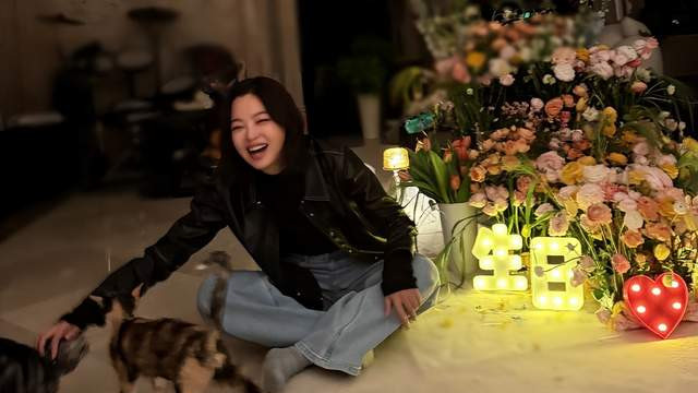 辛芷蕾晒庆生照！40岁素颜大笑好真实，旁边小猫们比她抢戏