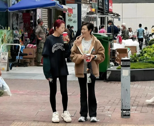 香港路人面对明星，要多淡定有多淡定！

照片里，两位女星素颜现身，穿着休闲卫衣、