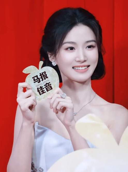 卢昱晓出席2026电视剧品质盛典