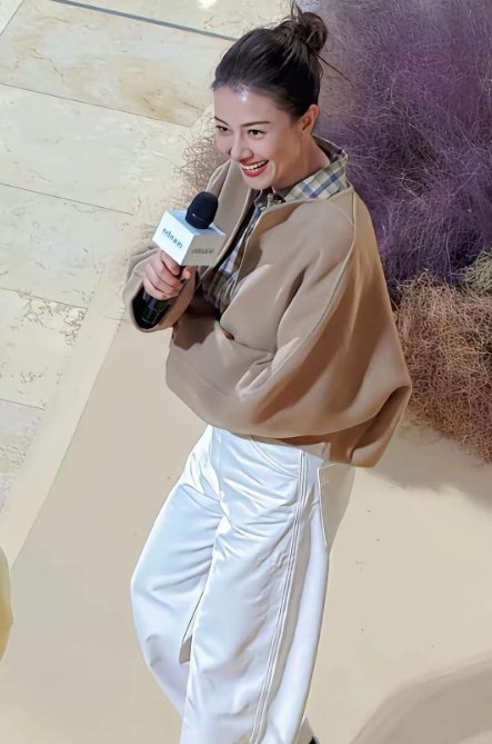 之前的她，长得风华绝代，是无数人心中的女神，一颦一笑都让人沉醉，演绎获得周芷若被