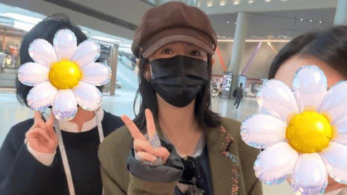 ​谢娜被偶遇！墨绿色大衣单手比耶，状态轻松心情超棒