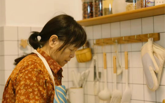 母亲狂犬病发作时哭着求我救她。 我冷脸骂道，“哭什么哭！只有强者才配做我妈！”