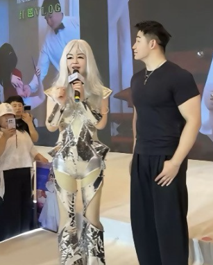 于文红这身“白发魔女”造型，是要跟小男友比嫩吗
真不是我瞎说，刚看到于文红这照片