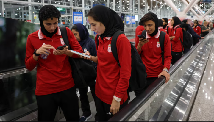 伊朗女足球员拒唱国歌，各方力劝勿回国