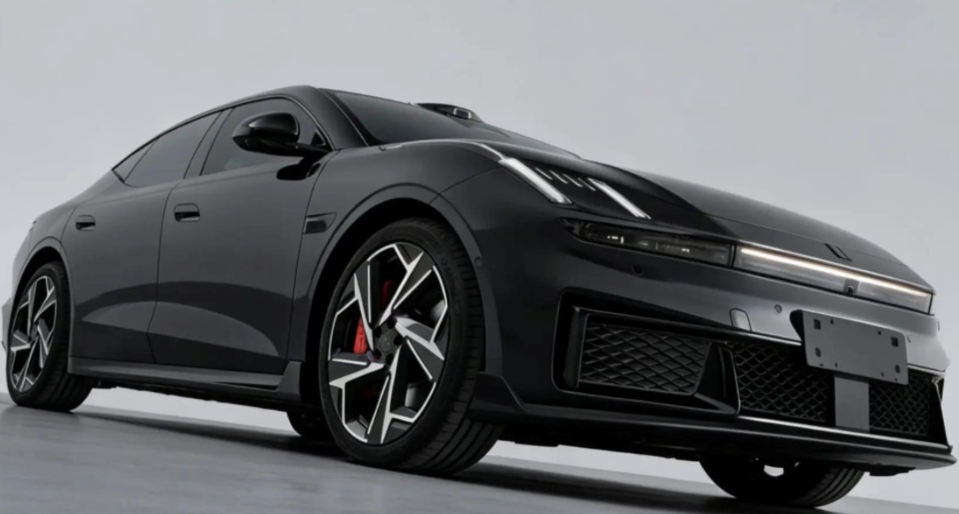 越来越多的新车开始采用黑武士的设计，这款领克10 EV也不例外。红色的刹车卡钳，