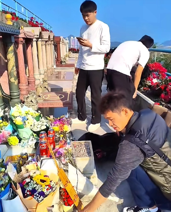 黄家驹的粉丝发文求助
称黄家驹的墓地下雨被水淹了，需要在墓地旁钻一个洞排水，但粉