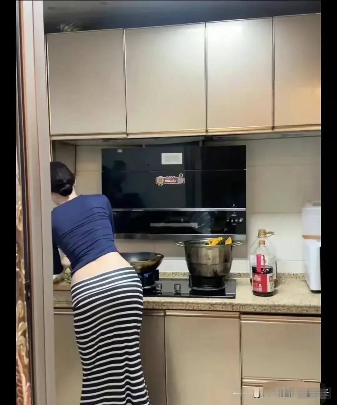 清晨的粥能填满胃，深夜的酒却能填满心