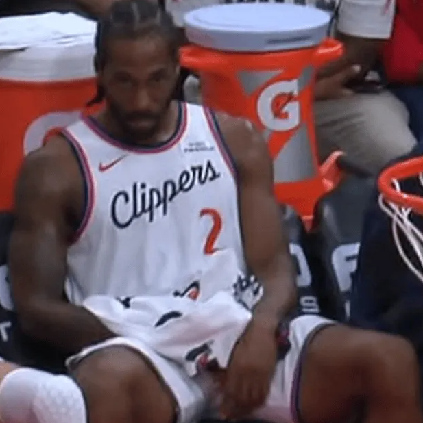 NBA常规赛，快船对阵火箭的比赛正在进行中。
据快船记者报道，科怀-伦纳德在最近