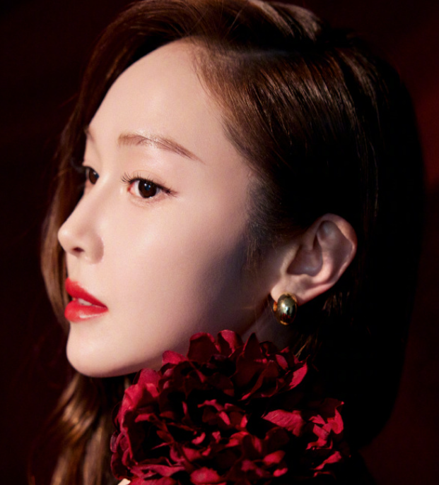 郑秀妍的红装，还是很有feel的，超nice的！