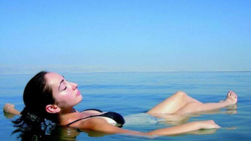 别只知道死海“躺平拍照”！死海的温柔藏着能让你瞬间崩溃的致命秘密