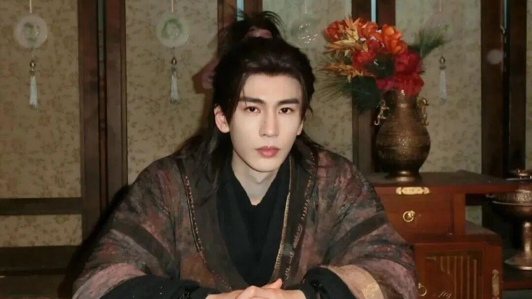 张凌赫凭《逐玉》爆红，南京派200名保安护驾，彰显内娱顶流地位
