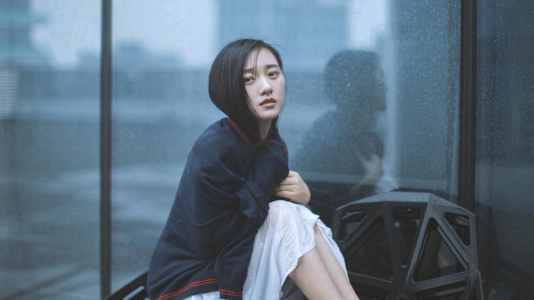 婚外情结束后，男人若放不下情人，就会关注她的一切动态。
他会悄悄留着她的联系方式