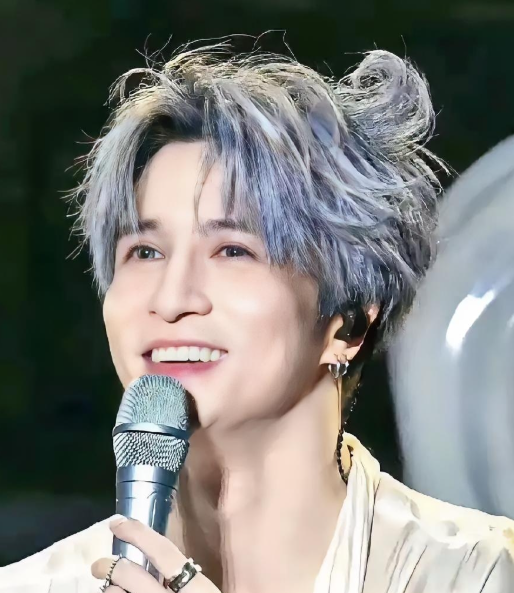 薛之谦出不出名我不评价
但我敢确定一件事：他人品是真不错
之前在《嗨！唱起来》，