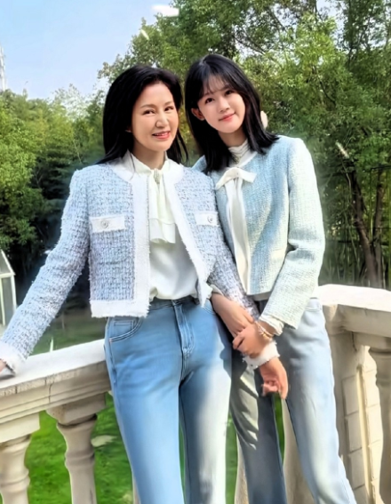 左边是鲍蕾，1976年出生，身高168cm。
右边是陆雨萱，2008年出生，身高