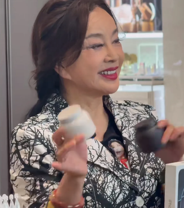 75岁的刘晓庆现身三亚免税店，真是把冻龄俩字演活了
她穿了一件黑白树枝纹的西装外