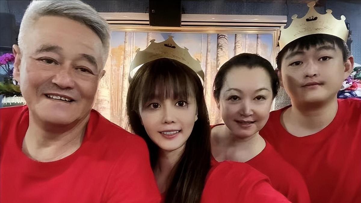 69岁的赵本山站在人生的另一个路口，回望这些年走过的路，心里五味杂陈