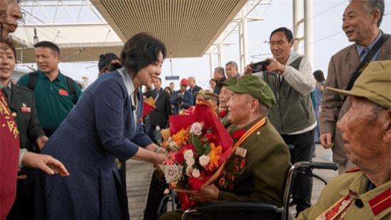贾秀芳带队陪伴抗美援朝老兵行走牡丹古都 上好“英雄，您好！”红色思政课