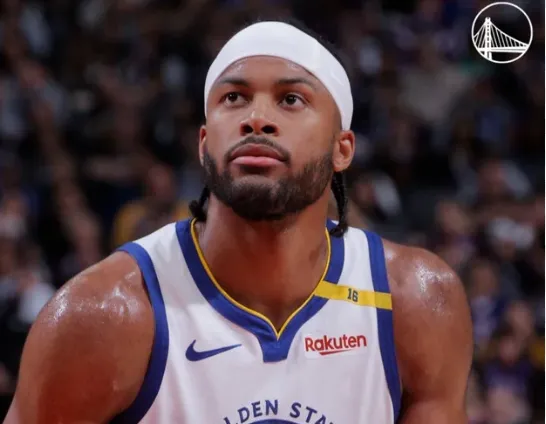 穆迪抢断后应该靠住防守人弗拉格去上篮就稳当很多，而不是选择风险很大的扣篮

本来