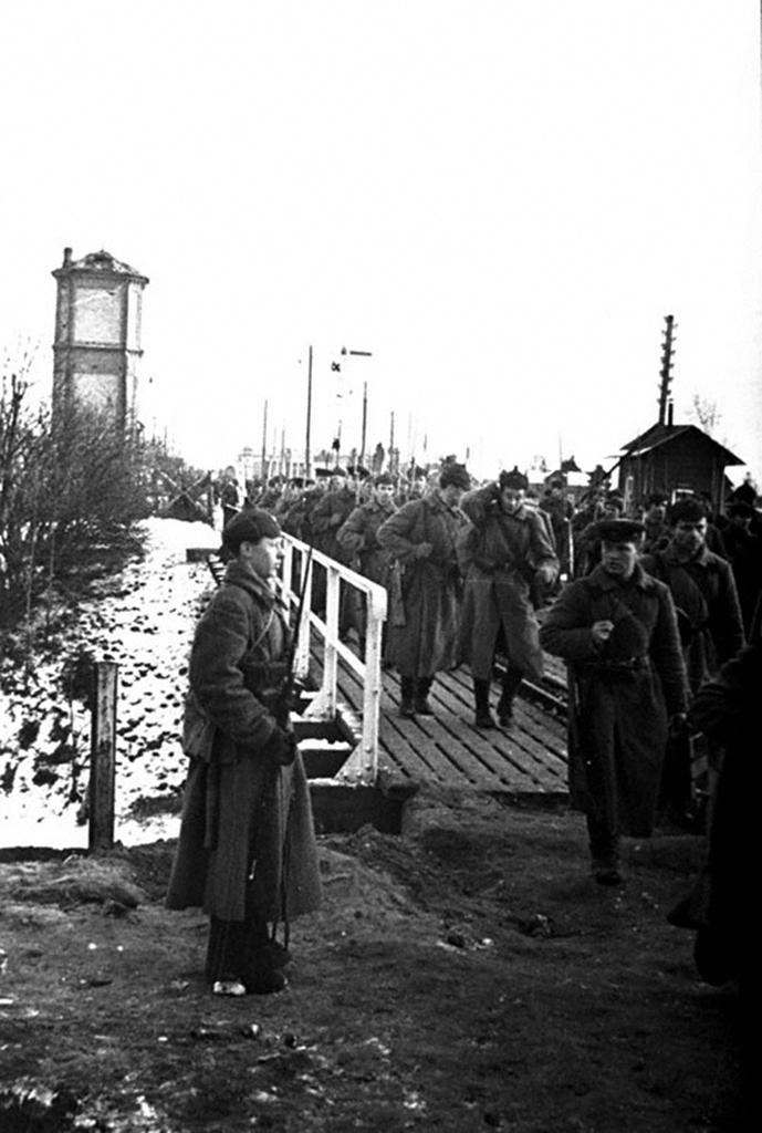  1939年，苏联红军部队过桥进入芬兰。 月。