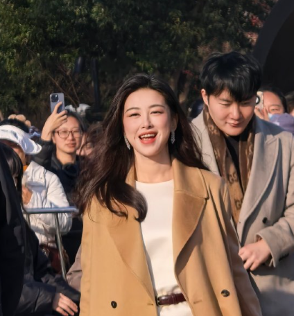 世俗静谧清冷，唯独你眼里布满赤诚