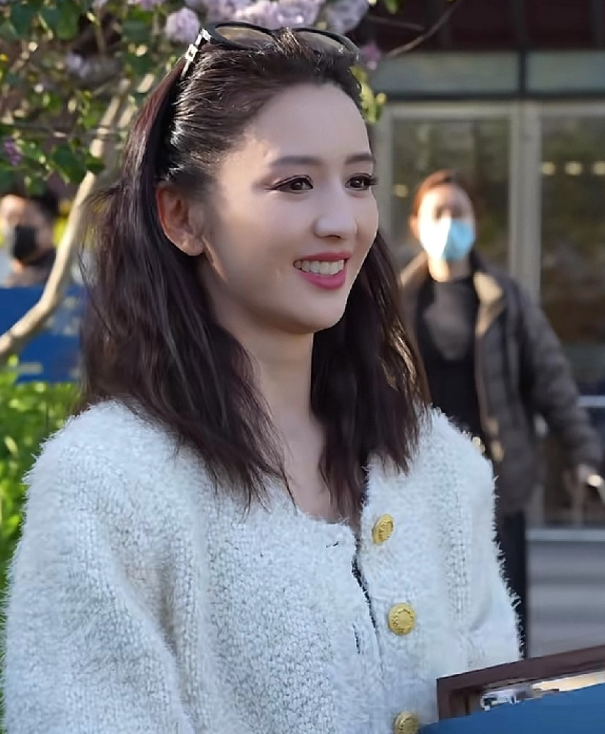 佟丽娅春日路透美到失语
白色毛绒外套温柔出圈，状态似人间富贵花 
谁能拒绝佟丽娅