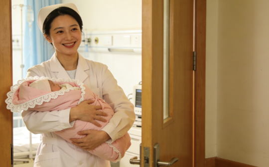 儿媳生下孙女，我给30万大红包，出院时护士长拉住我：您儿媳生的是龙凤胎，另一个被你亲家偷偷抱回娘家了