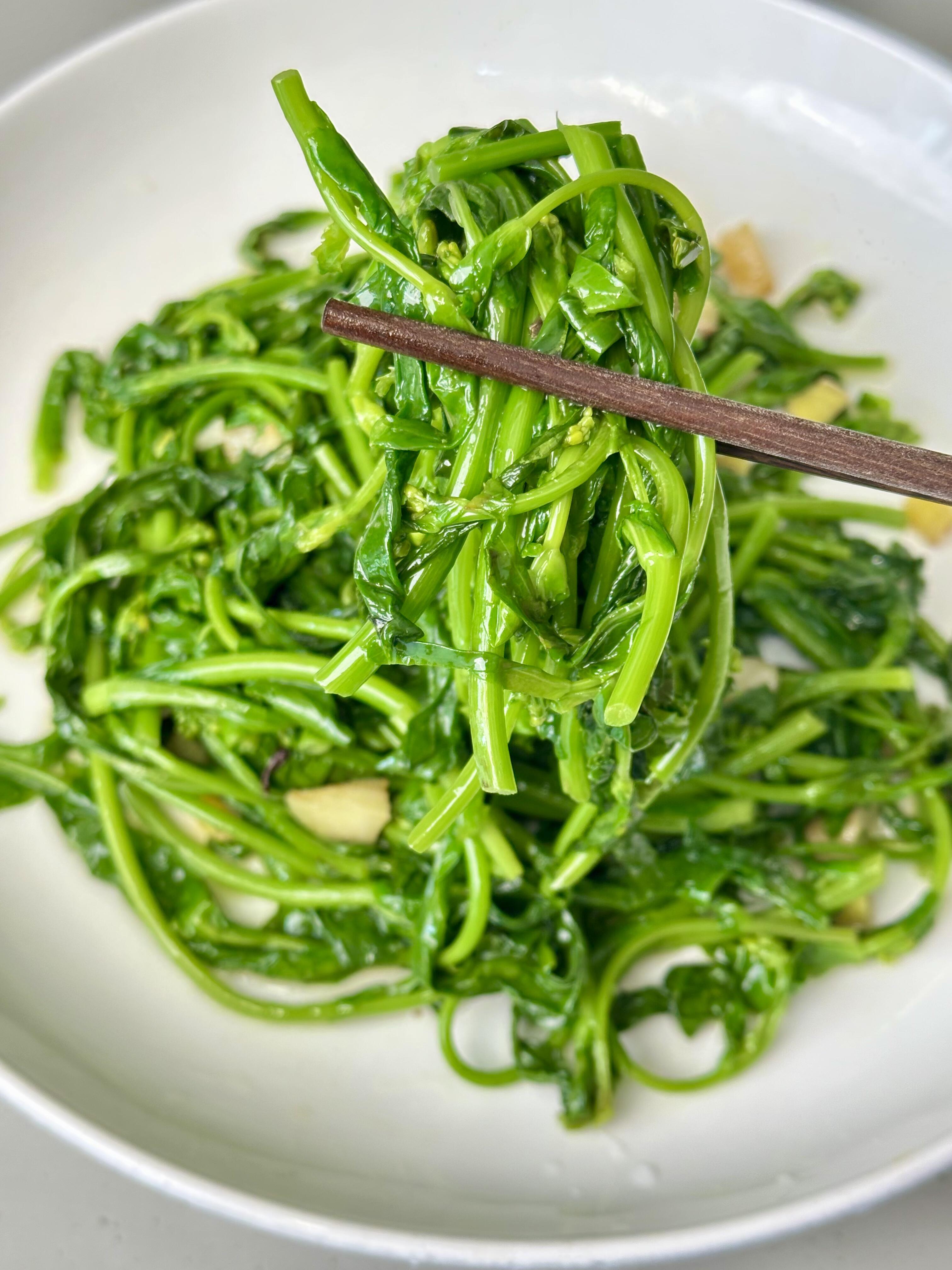 清炒油菜心｜这样做出来清甜脆嫩不出水
节假日家庭团聚来上一份脆嫩爽口的清炒菜心，