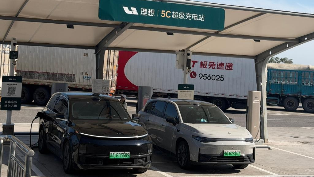 高速服务区排队少了，充电快了，但新问题跟着来了。