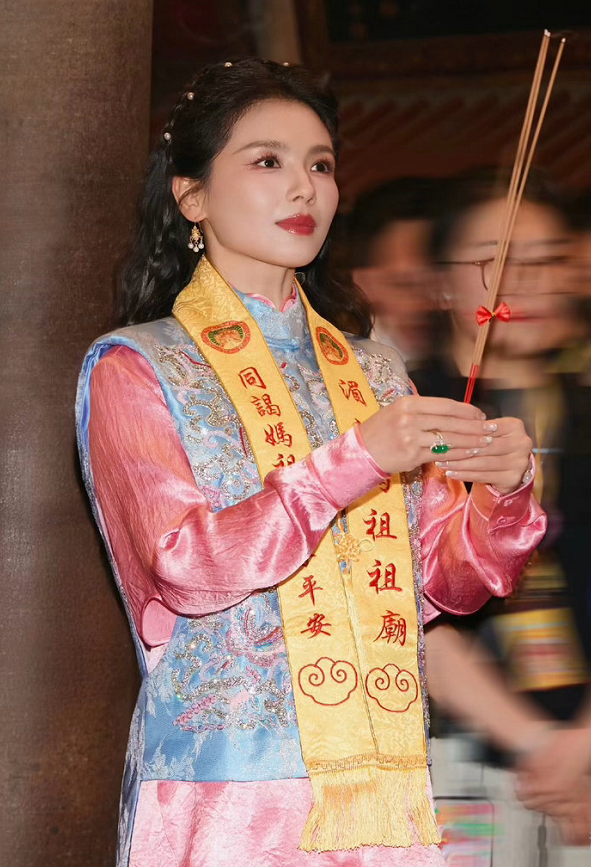 刘涛，内娱唯一一个有天庭编制的演员！这次现身妈祖诞辰1066周年现场，排场堪比“
