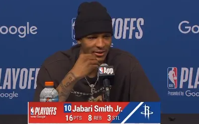 NBA季后赛，火箭主场115-96战胜湖人。
火箭球员小贾巴里-史密斯接受媒体采