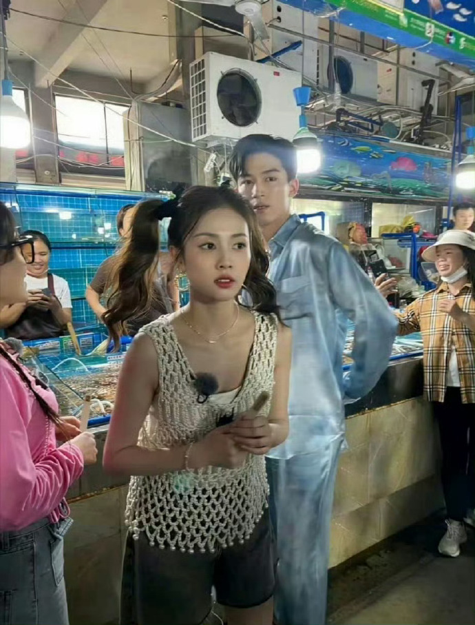 怎么那么多人说白鹿长相普通啊，生图这样还普通？ ​​​放人群中一看就知道是女明星