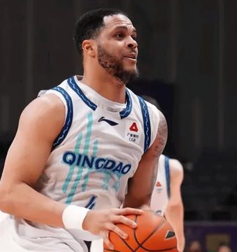 韦瑟斯庞准绝杀！青岛男篮客场逆转广州。CBA常规赛，青岛男篮客场挑战广州，这场比