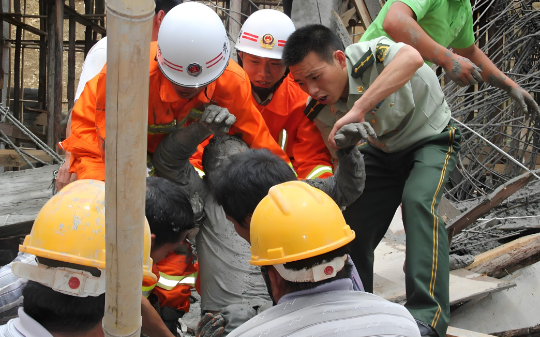 故事：男子害死工友潜逃在外20年，偷偷回乡发现工友妻子竟成了家人