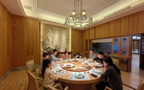 堂弟请客吃饭，1万3茅台上3瓶！却让我爸结账，爸直接转身离席