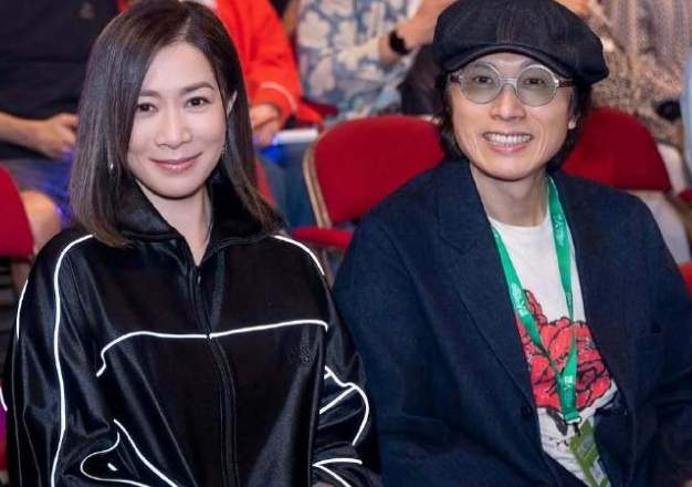 佘诗曼和黄子华一起出席活动，两位站在一起真的是很般配，像一对年轻的情侣

佘诗曼