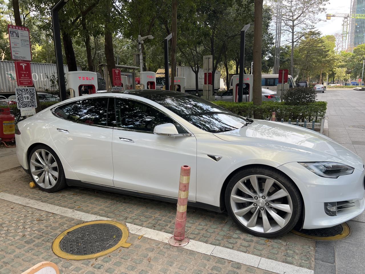 四驱新脸的85D真划算
本来想买个model 3玩玩，结果15万搞了个顶配mod