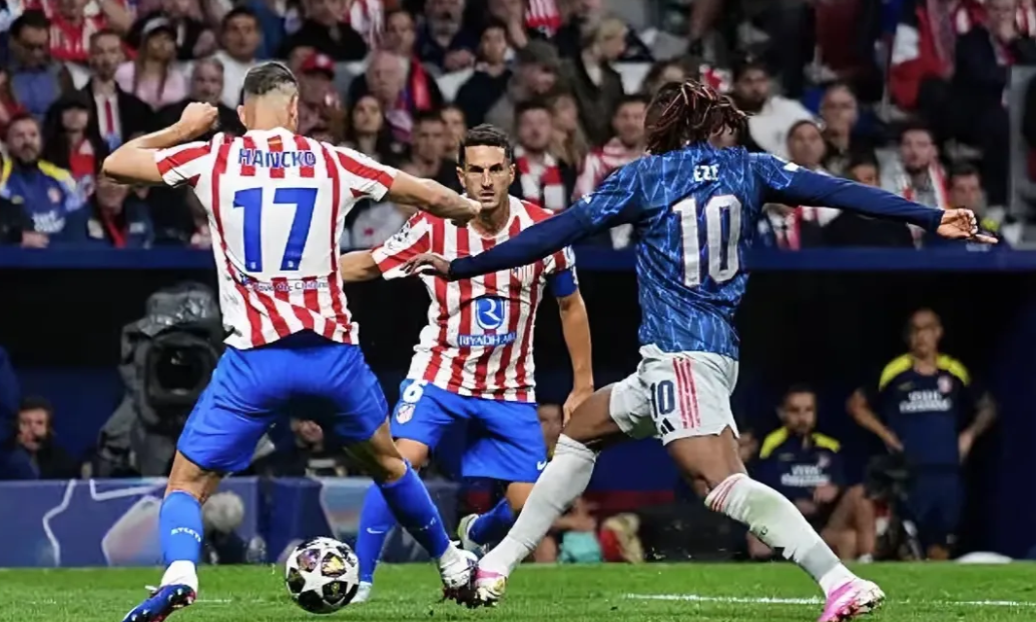 埃泽摔倒在禁区里，回看VAR13遍，裁判为什么不给点球？
在马德里竞技与阿森纳的