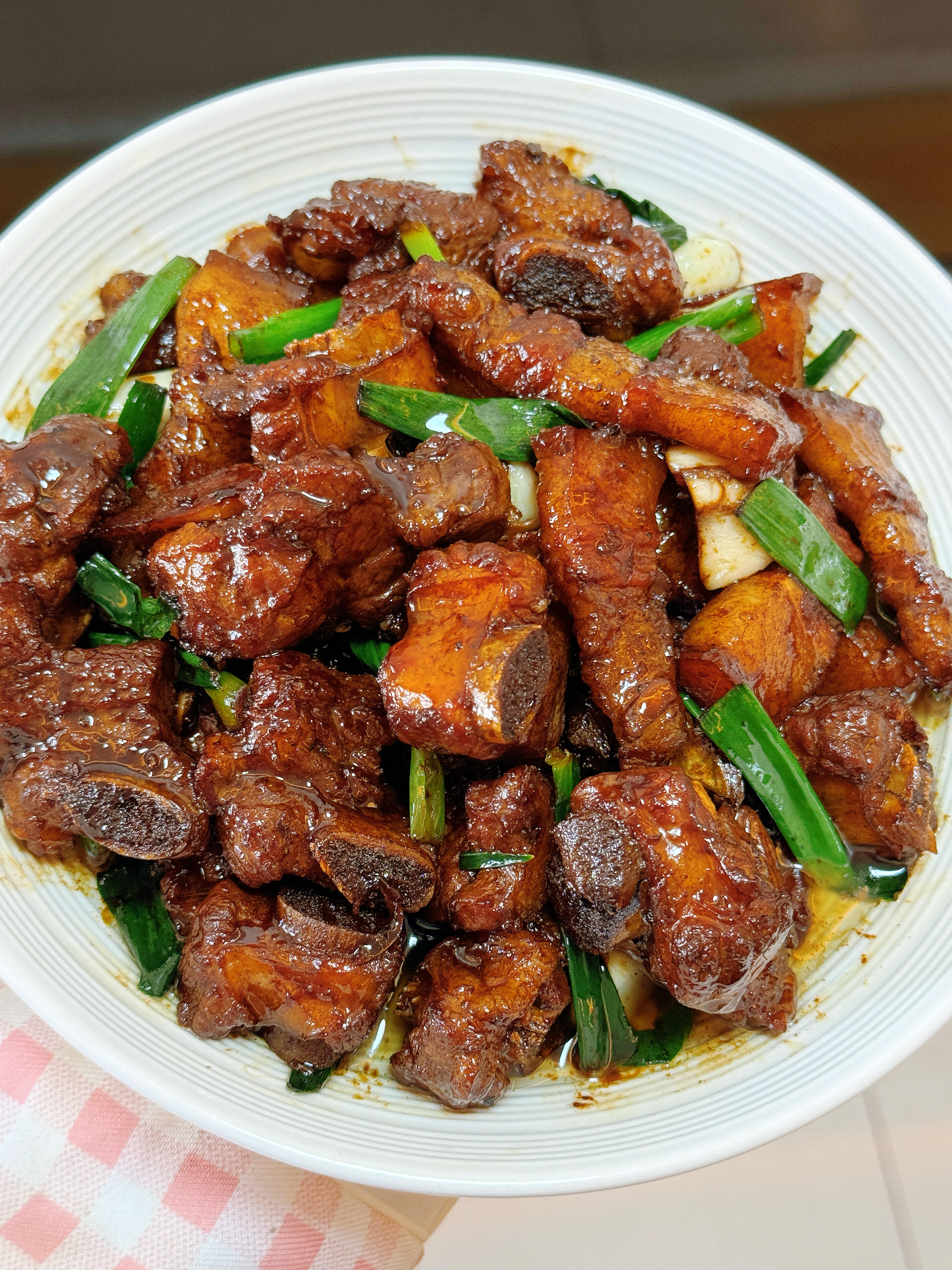 五花肉生炒排骨✨肉香飘满整个屋，小时候的家常味
谁懂啊！这道五花肉生炒排骨，一炒