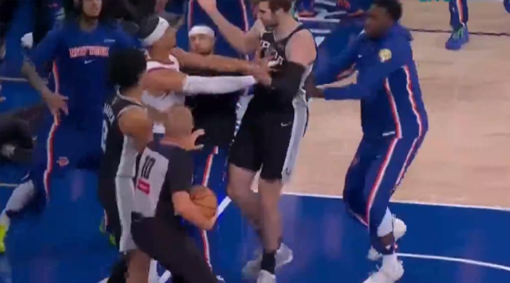 NBA总决赛打起来了！哈特被撞倒后起身就推，俩人直接开掐