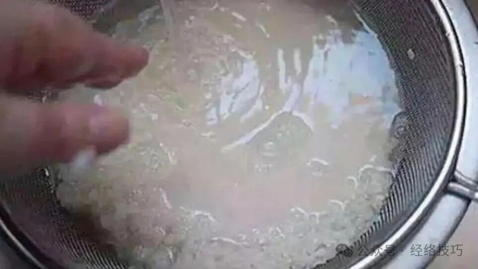 厨房这“废水”，很多人直接把它倒掉了，暴殄天物啊！我留着洗脸，一周后脸亮了，连斑都看着淡了