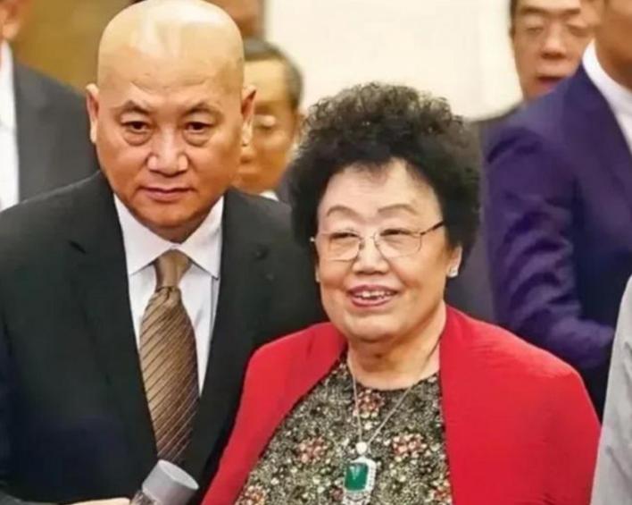 其实想想不值得，以唐僧迟重瑞他当年的名气，随便娶个年轻漂亮的小姑娘，幸幸福福的过