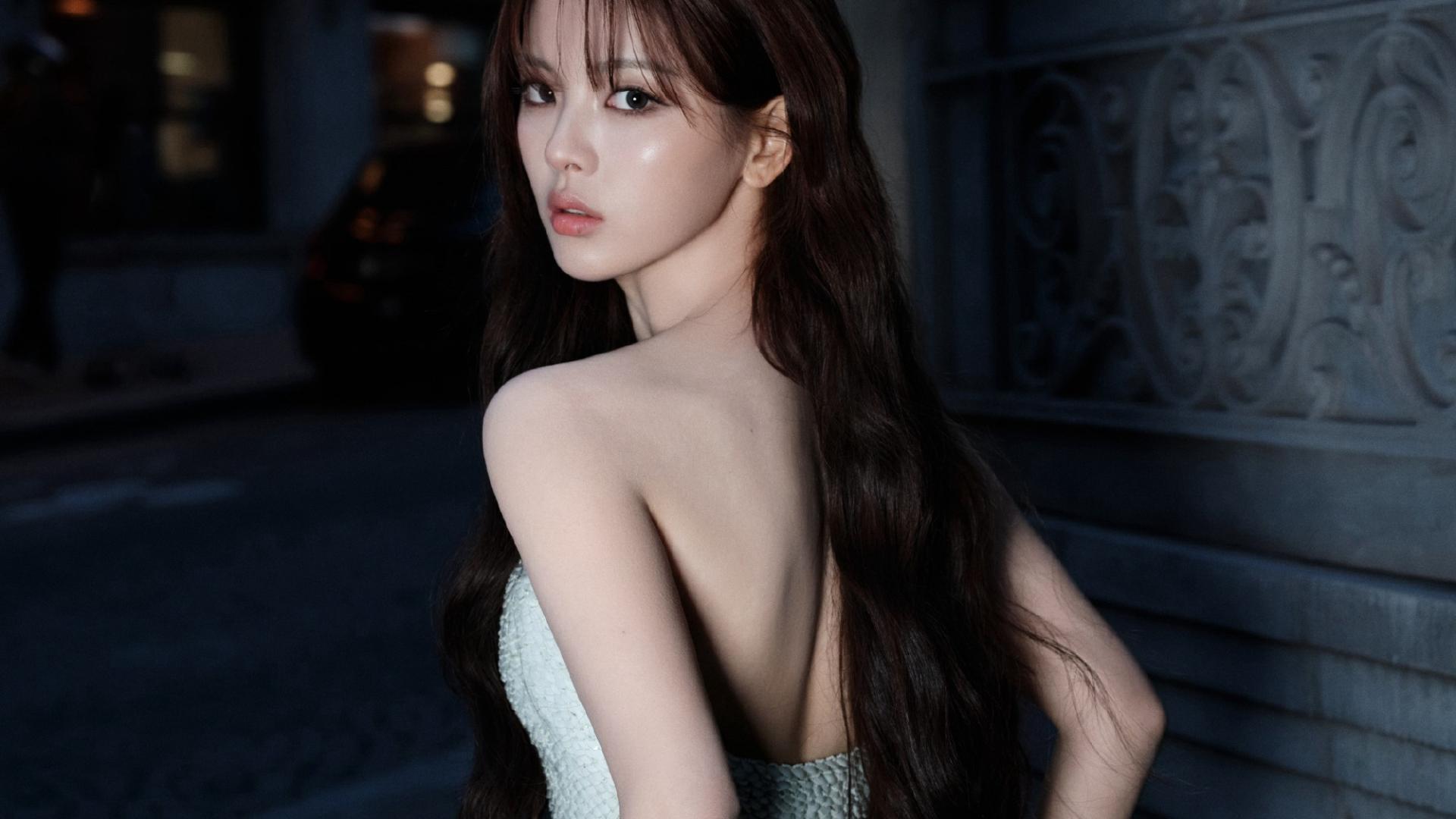 杨超越明明是冷调建筑的清冷，偏偏长腿白鞋轻踮，诠释腿长即正义