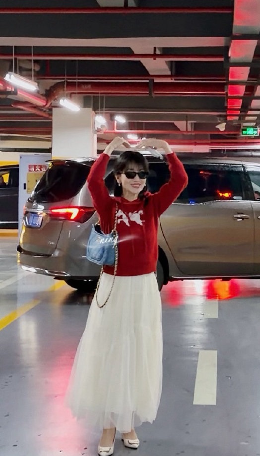 最近赵雅芝现身机场，她这回搭配的像个漂亮的少女，气质非常的出众。

她上身穿红色
