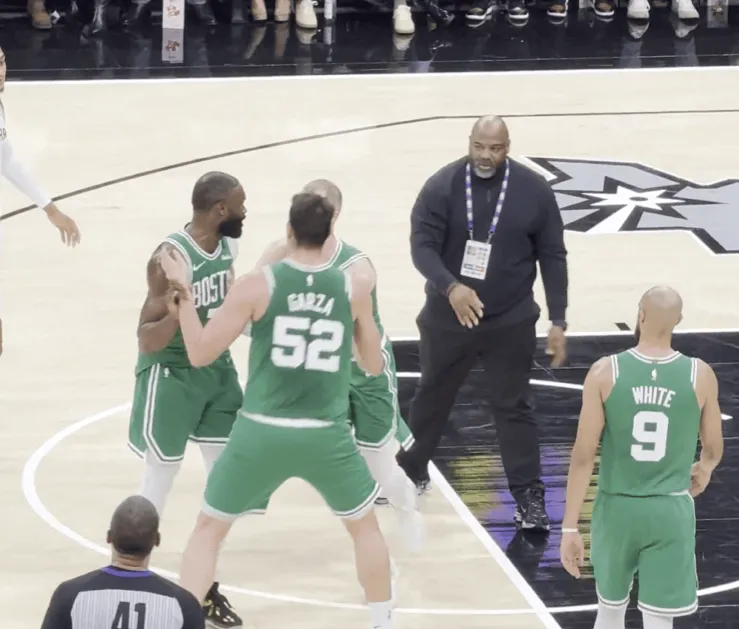 在今日凯尔特人与马刺比赛中，杰伦-布朗第二节被驱逐出场。赛后裁判组长Tyler 