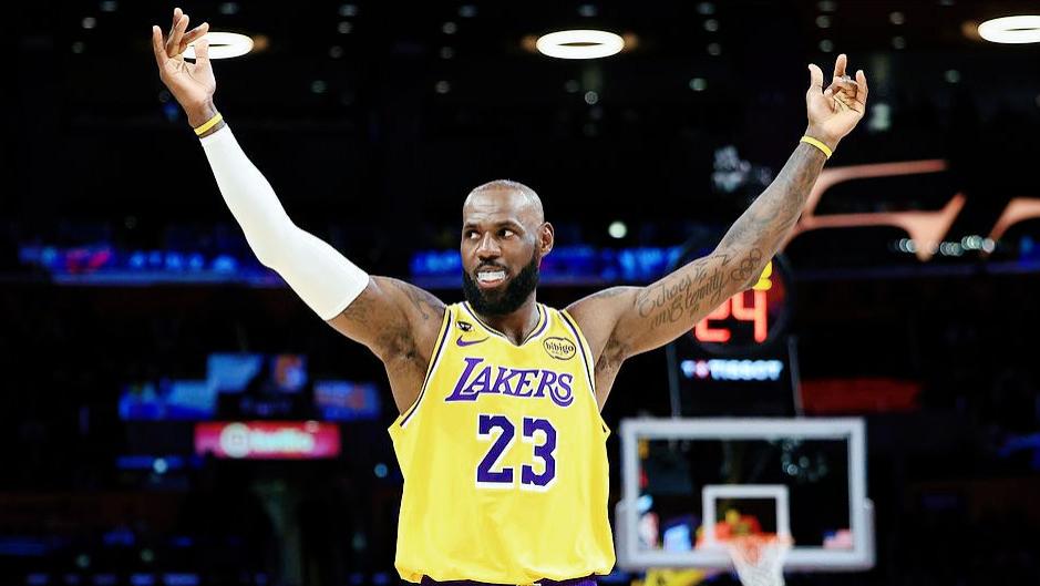 湖人3分险胜快船，三巨头合砍80分，雷迪克换人依旧迷之操作！